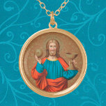 Collier Plaqué Or Jésus qui maintient l'Eucharistie (SNV 050)<br><div class="desc">Dans cette rondelle, Jésus est garni de couleurs primaires vives, une tunique bleue avec un collier jaune et un manteau rouge. Il retient vers Ses côtés l'Eucharistie, le pain dans sa main droite, le cri du vin, dans sa gauche. Le geste est ouvert, expansif, invitationnel. Jésus établit un contact visuel...</div>
