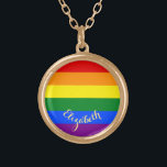 Collier Plaqué Or LGBT Gay Lesbian Pride Rainbow Flag personnalisé<br><div class="desc">Belle, vibrante, LGBT gay pride couleurs arc-en-ciel couleurs, coloré bandes géométriques motif, personnalisée, personnalisé, monogrammed, élégant, résistant aux UV et imperméable, finition or collier rond de charme métal. Le collier comporte du texte dans un élégant script de typographie en faux or. Entrez simplement votre nom / nom de couple /...</div>
