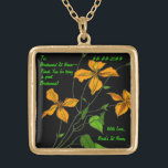 Collier Plaqué Or Lilies de tigre (collier de demoiselle d'honneur p<br><div class="desc">Ce collier carré fini en or fait un beau cadeau pour vos demoiselles d'honneur qu'elles chériront pour toujours. Au centre se trouve la peinture numérique originale de Leslie Sigal Javorek d'un spray de Lys de Tiger compensé par un arrière - plan noir. Champs de texte personnalisables pour le nom de...</div>
