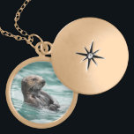 Collier Plaqué Or Loutre de mer de observation<br><div class="desc">Une loutre de mer maintient un oeil de lynx pour le danger dans prince William Sound de l'Alaska. Par Ted Raynor</div>