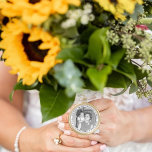 Collier Plaqué Or Mariage commémoratif Bouquet Charm Bride<br><div class="desc">Réjouissez-vous de la mémoire d’un être cher lors de votre journée spéciale avec ce collier de charme mariage, orné d’or. Ce charme élégant dispose d'une photo personnalisable, vous permettant de porter une personne chère près de vous lorsque vous marchez dans l'allée. Attachez-le facilement à votre bouquet ou portez-le comme collier...</div>