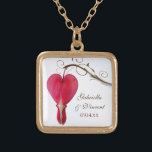 Collier Plaqué Or Mariage de fleurs cardiaques rouges saignantes<br><div class="desc">L'élégant collier de Pendentif Mariage rouge à fleurs rouges saignantes fait un cadeau personnalisé unique pour la mariée ou ses demoiselles d'honneur et la fête de la mariée. Ce collier nuptial à fleurs est une photo florale d'une fleur de coeur rouge qui saigne, ou dicentra, sur la tige d'un arrière...</div>