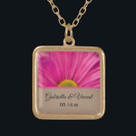 Collier Plaqué Or Mariage rose Gerber Daisy<br><div class="desc">L'élégant collier Pendentif Mariage rose Gerber Daisy fait un cadeau mariage de gardien unique ou cadeau de mariage ou de wedding shower. Customisez-le avec le nom personnel de la date de la mariée et du marié et du mariage. Ce collier mariage floral personnalisé présente une photo nature peinte numériquement d'une...</div>