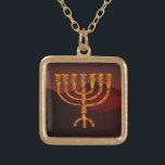 Collier Plaqué Or Menorah de Moshe<br><div class="desc">Dans le Torah Moshe Rabbenu est dit, "vous ferez un Menorah de l'or pur, battu, le Menorah serez faits, sa base, sa branche, ses gobelets, ses boutons, et ses fleurs seront martelées de elle, " [25:31 de Shmot] et plus tard, "voyez, et construisez, selon leur forme que vous êtes montrés...</div>