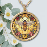 Collier Plaqué Or Miel Bee Rose Verre<br><div class="desc">Sur ce collier unique est l'image d'une abeille au miel d'or contre un arrière - plan de style vitrail. Une bordure avec des roses rouges et roses et une lumière subtile ajoute de l'intérêt au design. Élégant, lumineux et coloré ! Assurez-vous de voir les boucles d'oreilles et le porte -...</div>