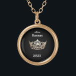 Collier Plaqué Or Miss America style Couronne<br><div class="desc">Placé en or et en forme ronde avec un arrière - plan de couleur noire, ce charmant collier a au centre une image d'une couronne brillante de style Miss America en or. Image sur le devant seulement. Texte du nom et de la date du concours. Parfait pour les pourcentages et...</div>