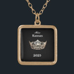 Collier Plaqué Or Miss America style Couronne<br><div class="desc">Placé en or et en forme de carré avec un arrière - plan de couleur noire, ce charmant collier a au centre une image d'une couronne brillante de style Miss America en or. Image sur le devant seulement. Texte du nom et de la date du concours. Parfait pour les pourcentages...</div>