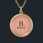 Collier Plaqué Or monogramme minimaliste rose corail simple<br><div class="desc">Le monogramme minimaliste rose corail simple est chic et ajoute une touche de couleur à votre cadeau. Avec son design rose corail épuré et l'option de le customiser avec votre propre monogramme,  il offre un parfait mélange de simplicité et de personnalisation pour une personnalité élégante.</div>