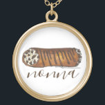 Collier Plaqué Or Nonna's Kitchen Italienne Grand-mère Cannoli Pâtis<br><div class="desc">Le design présente une illustration originale d'une délicieuse pâtisserie de cannoli à puces de chocolat. Un coup de coeur de la cuisine italienne ! Ce modèle italien de cuisine de boulangerie est également disponible sur d'autres produits. Ne vois-tu pas ce que tu cherches ? Vous avez besoin d'aide pour la...</div>