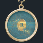 Collier Plaqué Or Peacock Monogrammé en plumes Turquoises et en or<br><div class="desc">De belles teintes vertes turquoises sont assorties à des tons dorés dans cette plume de paon faux et élégant collier monogrammé à thème ou le casier pour elle.</div>