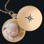Collier Plaqué Or Photo Keepsaké Baby<br><div class="desc">Ajoutez la photo de votre nouveau bébé à ce collier doré et sucré pour un cadeau unique et magnifique pour votre famille ou vous-même. Les grands-parents vont adorer cette tenue spéciale de leur nouveau petit-enfant !</div>