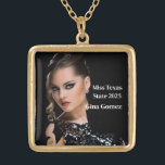 Collier Plaqué Or Reine du Pageant<br><div class="desc">Ce charmant collier doré est illustré d'une photo et d'un texte de titre. Customisez cet article et modifiez l'exemple de photo et le texte de l'échantillon sur le vôtre. Customisez avec ce modèle. Image sous licence</div>
