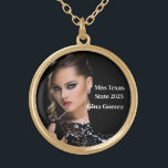Collier Plaqué Or Reine du Pageant<br><div class="desc">Ce charmant collier doré est illustré d'une photo et d'un texte de titre. Customisez cet article et modifiez l'exemple de photo et le texte de l'échantillon sur le vôtre. Customisez avec ce modèle. Image sous licence</div>