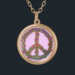 Collier Plaqué Or Symbole de signe de paix de fleur<br><div class="desc">Un rétro signe de paix/symbole de paix avec des couleurs de colorant de cravate et des fleurs brillamment colorées au-dessus de lui. Une conception colorée pour des hippies/amants fiers de paix du monde.</div>