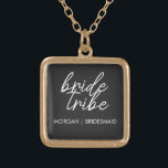 Collier Plaqué Or Tribe de mariée | Bachelorette Moderne<br><div class="desc">Simple, moderne et élégant "Bride Tribe" citation avec police de script en noir et blanc dans un style tendance. Les noms peuvent être personnalisés avec les noms de votre fête de mariage. Vous pouvez l'utiliser pour la mariée, les demoiselles d'honneur, les filles de fleurs, ou la Mère de l'Épouse. Les...</div>