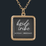 Collier Plaqué Or Tribe de mariée | Bachelorette Moderne<br><div class="desc">Simple, moderne et élégant "Bride Tribe" citation avec police de script en noir et blanc dans un style tendance. Les noms peuvent être personnalisés avec les noms de votre fête de mariage. Vous pouvez l'utiliser pour la mariée, les demoiselles d'honneur, les filles de fleurs, ou la Mère de l'Épouse. Les...</div>