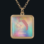 Collier Plaqué Or Unicorne 3D Holographique Nom personnalisé<br><div class="desc">Ce design simple présente une licorne 3D brillante avec une planche de nom. L'arrière - plan comprend une holographie de couleur arc-en-ciel. Cette licorne holographique magique est livré avec une personnalisation facile du nom à l'aide du bouton "Personnalisé". Déposez dans mon magasin pour tous les produits correspondants.</div>