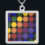 Collier Pois arc-en-ciel en noir<br><div class="desc">Des rangées de pois de couleur arc-en-ciel couvrent un arrière - plan noir. Les lignes décalées forment des diagonales de chaque couleur : violet, indigo, bleu, vert, jaune, orange et rouge. numériquement créé une image. Copyright © 2011 Claire E. Skinner. Tous droits réservés.</div>