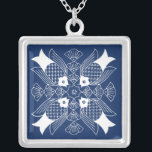 Collier Poisson sous-marin avec Arrière - plan bleu<br><div class="desc">Rendez-vous des esprits des poissons,  ce design présente une scène sous-marine avec des coquillages sur un arrière - plan bleu. Un grand cadeau pour un ichthyologiste ou quiconque aime la vue de poissons qui ont une baignade!</div>