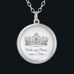 Collier Princesse Tiara<br><div class="desc">Ce charmant collier argenté est présenté dans une tiare en cristal scintillant au texte bleu. Customisez cet article et modifiez la photo et l'échantillon de texte avec le vôtre si vous voulez ou acheter comme indiqué. Customisez avec ce modèle. Image sous licence</div>