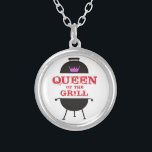 Collier Reine Du Grill, Rouge Couronne Rose<br><div class="desc">Célébrez cette reine du grill dans votre vie avec cette illustration cool amusante,  tendance. Parfait pour la fête des mères,  l’anniversaire de la mère,  le 4 juillet,  le jour de l’indépendance ou juste pour commémorer un barbecue d’été.</div>