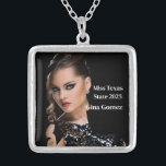 Collier Reine du Pageant<br><div class="desc">Ce charmant collier argenté est illustré d'une photo et d'un texte de titre. Customisez cet article et modifiez l'exemple de photo et le texte de l'échantillon sur le vôtre. Customisez avec ce modèle. Image sous licence</div>