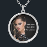 Collier Reine du Pageant<br><div class="desc">Ce charmant collier argenté est illustré d'une photo et d'un texte de titre. Customisez cet article et modifiez l'exemple de photo et le texte de l'échantillon sur le vôtre. Customisez avec ce modèle. Image sous licence</div>