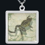 Collier Remonter le crapaud dans l'eau<br><div class="desc">Vision Studio utilise la technique giclée (en français pour "pulvériser") dans cette oeuvre d'art. Il le rend unique et les différentes nuances de vert accentuent la tranquillité sur cette image. Choisissez cette oeuvre pour votre prochain produit Zazzle.</div>