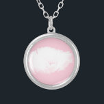 Collier rond rose pâle rose doux Peony<br><div class="desc">Peine blanche avec arrière - plan rose clair sur collier rond personnalisé. Parfait pour le mariage comme cadeau de femme d'honneur ou la journée de la mère ou comme des petits cadeaux parfaits, preuve d'un geste délicat et gentil. Carte de voeux, carte postale, autocollant et plus encore... N'oubliez pas toute...</div>