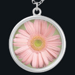 Collier rose de Gerbera<br><div class="desc">Un beau gerbera dans un oeil vert très rose-clair et mol fait à ceci un beau pendentif de collier. Un cadeau magnifique pour une femme ou une adolescente.</div>