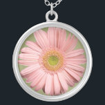 Collier rose de Gerbera<br><div class="desc">Un beau gerbera dans un oeil vert très rose-clair et mol fait à ceci un beau pendentif de collier. Un cadeau magnifique pour une femme ou une adolescente.</div>