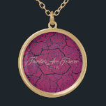 Collier Rose & Or Les Roses-Familles Sont Pour Tou<br><div class="desc">Collier en Or avec une impression multi-rose en couches sur un arrière - plan rose profond et texte de "Familles sont pour toujours 2018" dans le script fantaisiste de Taupe. Customisez ce collier avec une date spéciale ou/ou et choisissez votre style ou changez de couleurs. Ou achetez comme prévu. Disponible...</div>