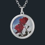 Collier Roses rouges contre un ciel bleu vif<br><div class="desc">Red Roses Against a Bright Blue Sky Photo de Sandy Closs,  prise au lac Arrowhead. "rose rouge""roses rouges""rose rose""roses roses""mariages""cadeau d'amour""fleur rouge""fleurs rouges""fleurs rouges" rouge bleu rose "cadeaux aux roses"</div>