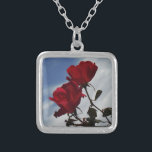 Collier Roses rouges contre un ciel bleu vif<br><div class="desc">Red Roses Against a Bright Blue Sky Photo de Sandy Closs,  prise au lac Arrowhead. "rose rouge""roses rouges""rose rose""roses roses""mariages""cadeau d'amour""fleur rouge""fleurs rouges""fleurs rouges" rouge bleu rose "cadeaux aux roses"</div>