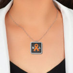 Collier Ruban orange : sensibilisation à la sclérose en pl<br><div class="desc">Une représentation stylisée du mot MS et d'un ruban orange symbolisent la sensibilisation et le soutien à la sclérose en plaques. Un cadeau parfait pour un combattant de sclérose en plaques.</div>