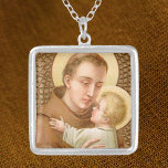 Collier Saint Antoine de Padoue et le Christ Enfant (JM 05<br><div class="desc">Saint Antoine de Padoue (1195-1231) est l’un des saints les plus populaires de l’Église. Introduit pour la première fois comme motif artistique au 17ème siècle, Saint Antoine tenant l'Enfant-Christ a été traduit dans toutes les manières des médias artistiques à travers le monde, en particulier partout où les missionnaires franciscains ont...</div>