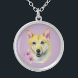 Collier Shiba Inu avec la peinture d'aquarelle de Sakura<br><div class="desc">C'est une peinture d'aquarelle d'un chien de mélange d'inu de shiba avec deux fleurs de Sakura (fleurs de cerisier) du côté.</div>