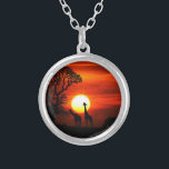 Collier Silhouettes africaines d'animal de coucher du<br><div class="desc">Stupéfiant la composition de retour allumée de photo des girafes et du rhinocéros silhouettée contre le coucher de soleil.</div>