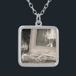 Collier Souvenirs vintages<br><div class="desc">Une photo de ma grand-mère en robe mariage. Mes grands-pères lunettes quand il était garçon sont parmi de nombreuses vieilles photos et souvenirs d'autrefois.</div>