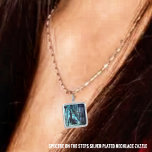 Collier Spectre Sur Les Marches<br><div class="desc">Cette hantante, des photographies graphiques, une grande, d'aspect ancien, fer forgé, entrée de porte. Dans la cour, au pied de la pente, des marches, une figure fantomatique, nichée dans un tissu noir coulant, au sommet des marches, sur une colline, est une immense demeure d'apparence gothique, enveloppée d'un épais brouillard, soulignée...</div>