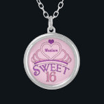 Collier Sweet 16 Anniversaire Personnalisé Rose Princesse<br><div class="desc">Joli collier de sweet sixteen cadeau d'anniversaire à donner comme des faveurs de fête à la fin de votre grand bain d'adolescent. Personnalisez en écrivant votre nom dans un joli script violet à l'intérieur de la tiara rose. Un design 16 assez doux.</div>