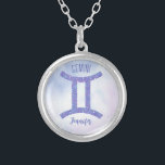 Collier Sympathique Gemini Astrologie Signe Personnalisé V<br><div class="desc">Ce joli collier de Gemini violet et lavande présente votre signe astrologique du Zodiac dans un beau éclat comme les constellations. Customisez ce joli cadeau de symbole astrologique avec votre nom en écriture cursive pour quelqu'un qui a un anniversaire fin mai ou début juin.</div>