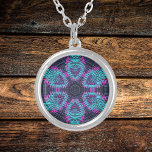 Collier Tisser Mandala bleu rose et violet<br><div class="desc">Ce mandala funky est décoré de bleu,  de rose et de violet dans un style vannerie. Des visuels psychédéliques pour l'hippie moderne ou toute personne qui aime les couleurs super.</div>