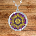 Collier Tisser Mandala jaune et violet<br><div class="desc">Ce mandala funky est décoré de jaune et de violet dans un style de tissage de panier. Des visuels psychédéliques pour l'hippie moderne ou toute personne qui aime les couleurs super.</div>