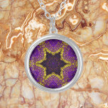Collier Tisser Mandala violet et jaune<br><div class="desc">Ce mandala funky est décoré de violet et de jaune dans un style de tissage de panier. Des visuels psychédéliques pour l'hippie moderne ou toute personne qui aime les couleurs super.</div>