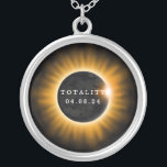 Collier Totalité Éclipse solaire 2017<br><div class="desc">Une éclipse solaire totale s'est produite le 8 avril 2024,  passant au-dessus du Mexique,  des États-Unis et du Canada. Ce collier a le texte "Totalité 04.08.24". Un graphique de soleil et de lune orange et noir au centre représente l'éclipse.</div>