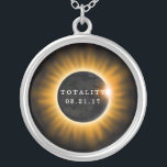 Collier Totalité Éclipse solaire 2017<br><div class="desc">Une éclipse solaire totale s'est produite le 21 août 2017,  traversant les États-Unis. Ce collier a le texte "Totalité 08.21.17". Un graphique de soleil et de lune orange et noir au centre représente l'éclipse.</div>