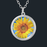 Collier tournesol et abeilles<br><div class="desc">Colliers avec Tournesol Jaune et Abeilles sur le Ciel Bleu Jour d'été - Personnalisable - ou Choisissez / Ajoutez votre photo unique - Image / Texte - Nom / Couleur / Police / Taille / Plus - Faites votre cadeau de collier spécial - Redimensionnez et déplacez ou ajoutez image /...</div>