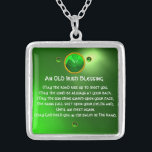 Collier Une Vielle Bénédiction Irlandaise<br><div class="desc">Joyau celtique élégant, unique en or avec une pierre émeraude et entrée shamrock avec une ancienne prière irlandaise à l'intérieur pour la Saint Paddy's Day (, St. Patty ). Pierres 3D vibrantes et design très précis, modélisation et rendu 3D par Bulgan Lumini (c).Partie de la série Hyper Talismans. .Un design...</div>
