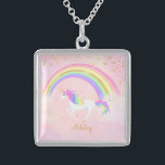 Collier Unicorn avec parties scintillant magique e<br><div class="desc">Collier Unicorn avec rose magique,  parties scintillant or et couleurs arc-en-ciel ! Texte en or avec une licorne arc-en-ciel contre un arrière - plan rose pastel doux. Un cadeau parfait pour l'amant de licorne dans votre vie. Changez la couleur de l'arrière - plan si vous le souhaitez !</div>